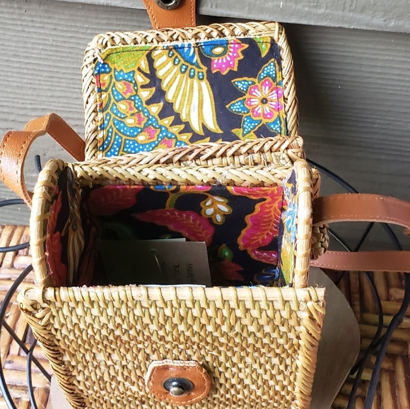 COLLECTION 18 WICKER & FAUX LEATHER CROSSBODY NWOT. - Picture 3 of 4